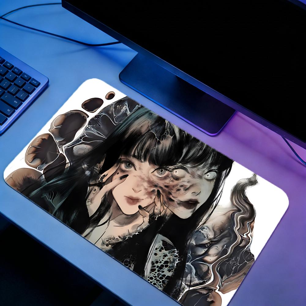 Gaming Mouse Pad JJunji Ito Co - Desk Setup With Laptop のレビューと価格
