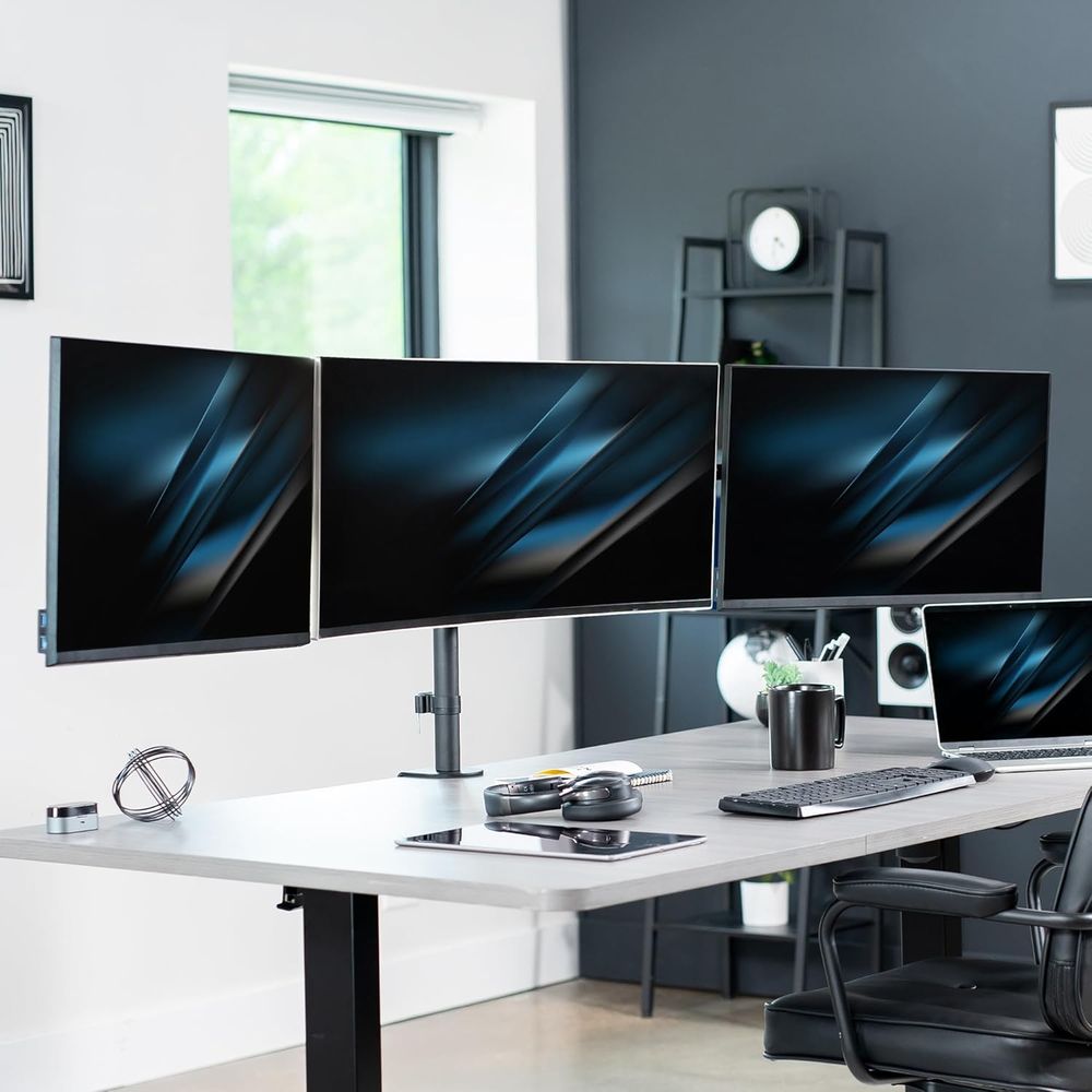 Triple Monitor Desk Mount, Adj - Desk Setup Black のレビューと価格